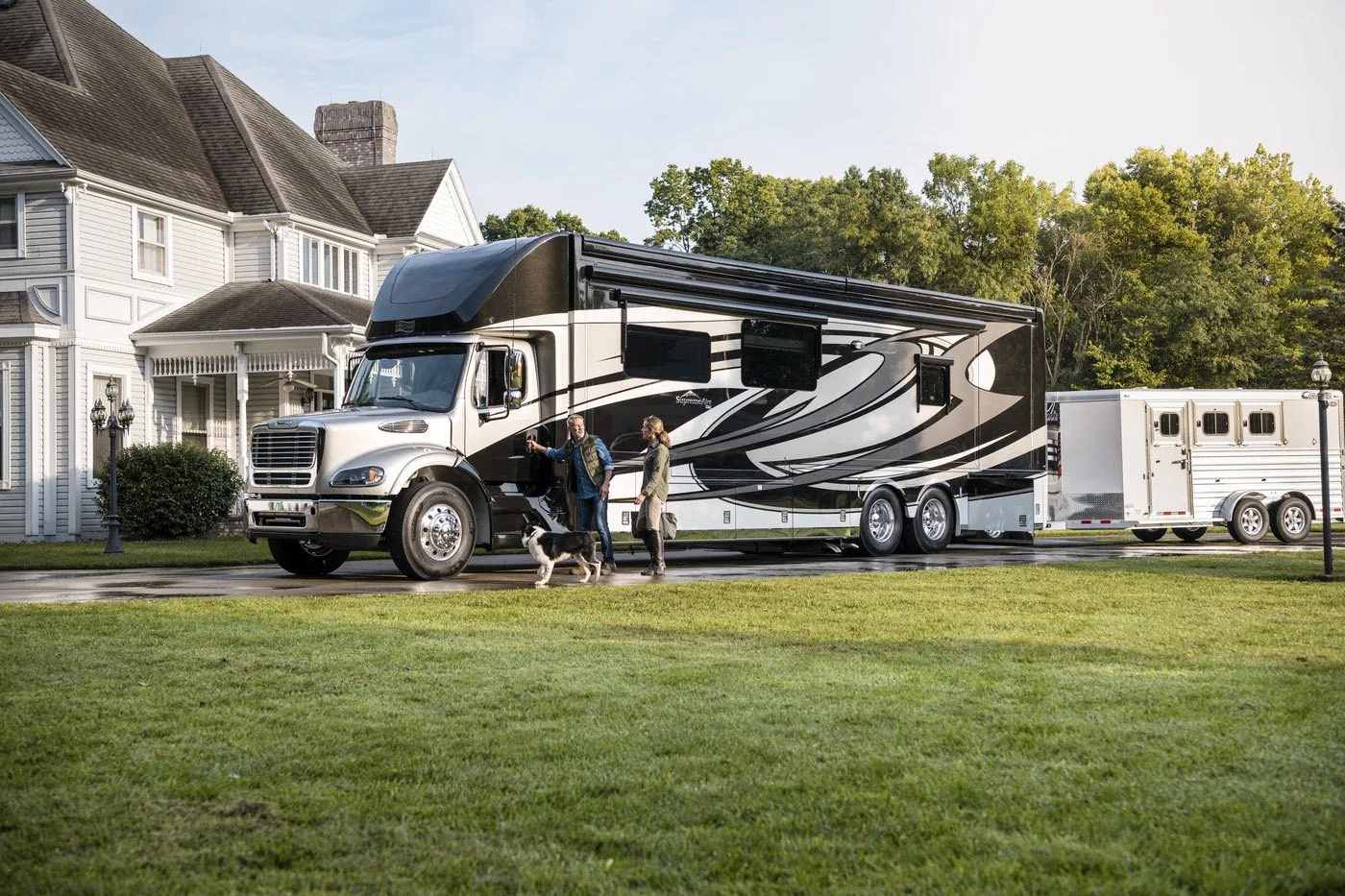 Couple arriving at their Newmar Supreme Aire motorcoach
